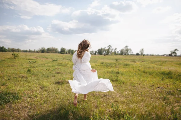 Krásná dívka v krajině — Stock fotografie