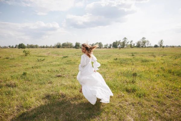 Krásná dívka v krajině — Stock fotografie