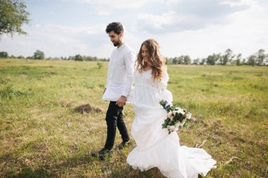 kırsal kesimde genç Çift