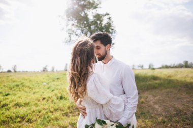 kırsal kesimde genç Çift