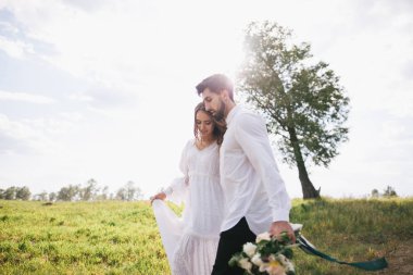 kırsal kesimde genç Çift