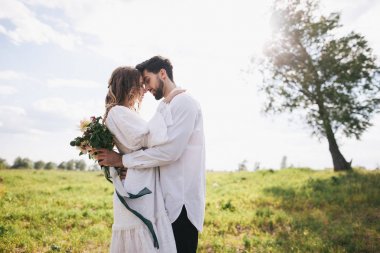 kırsal kesimde genç Çift