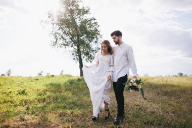 kırsal kesimde genç Çift