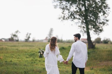 kırsal kesimde genç Çift