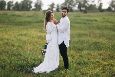 kırsal kesimde genç Çift