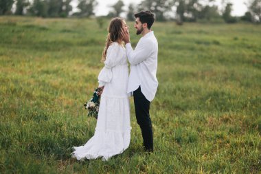 Kırsalda genç bir çift