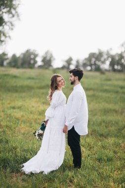 kırsal kesimde genç Çift