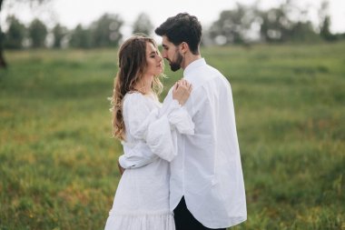 kırsal kesimde genç Çift