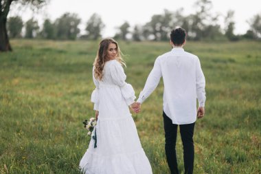 kırsal kesimde genç Çift