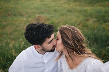 seven çift çimenlerin üzerinde