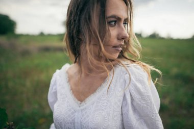 kırsal kesimde güzel kız