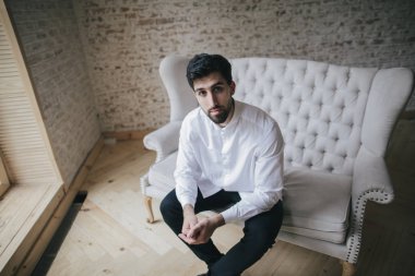 Beyaz vintage koltukta oturan adam