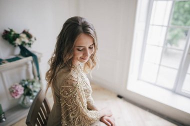 sandalyede kız moda