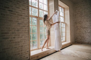 Gelinlik ile genç kız