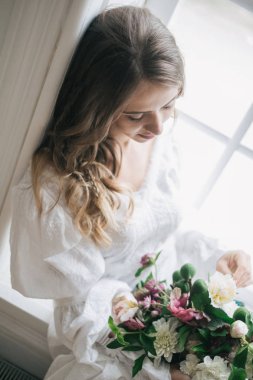 pencerenin yanında genç kız