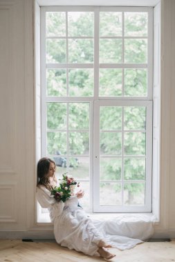 pencerenin yanında genç kız