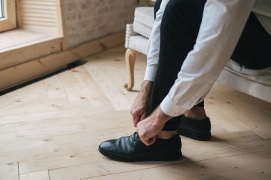 Adam ayakkabılarını bağlama