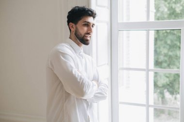 yakışıklı adamın pencere yanında