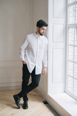 yakışıklı adamın pencere yanında