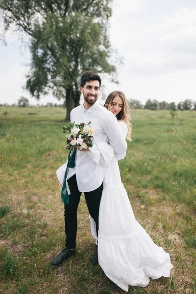 Casal jovem no campo — Fotografia de Stock