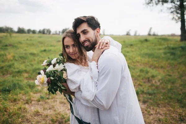 Mladý pár v krajině — Stock fotografie