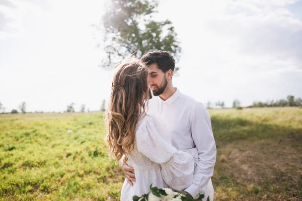 Casal jovem no campo — Fotografia de Stock