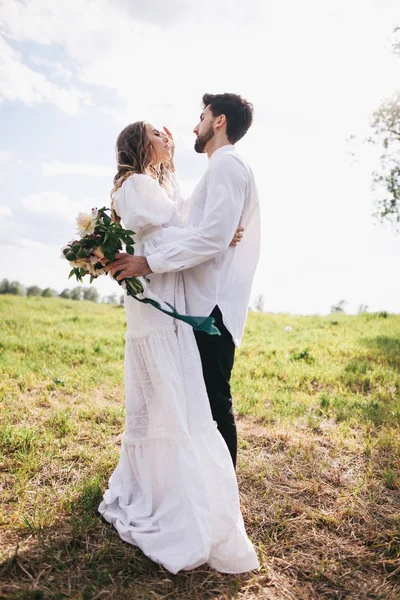 Jeune couple à la campagne — Photo