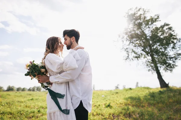 Mladý pár v krajině — Stock fotografie