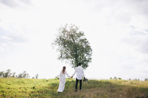 Jong paar in platteland — Stockfoto