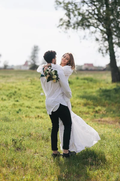 Parejas jóvenes en el campo —  Fotos de Stock