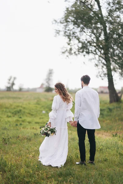 Jong paar in platteland — Stockfoto