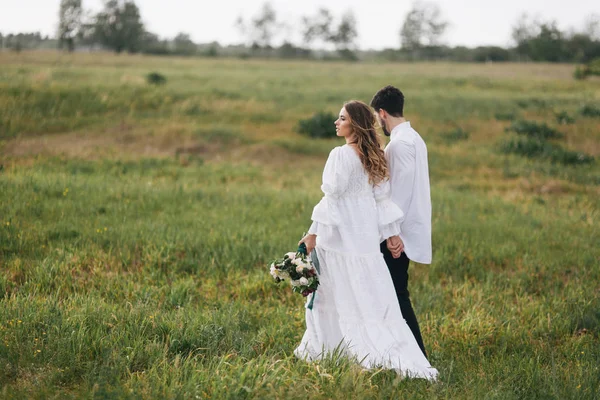 Casal jovem no campo — Fotografia de Stock