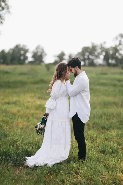 Casal jovem no campo — Fotografia de Stock