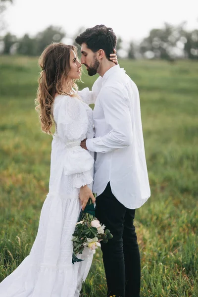 Casal jovem no campo — Fotografia de Stock