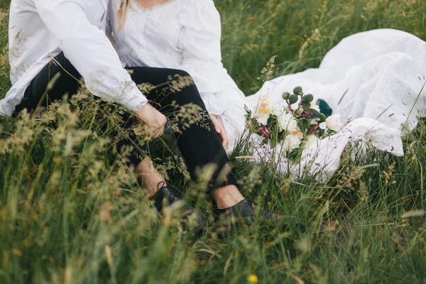 Loving couple on grass — Stock Photo, Image