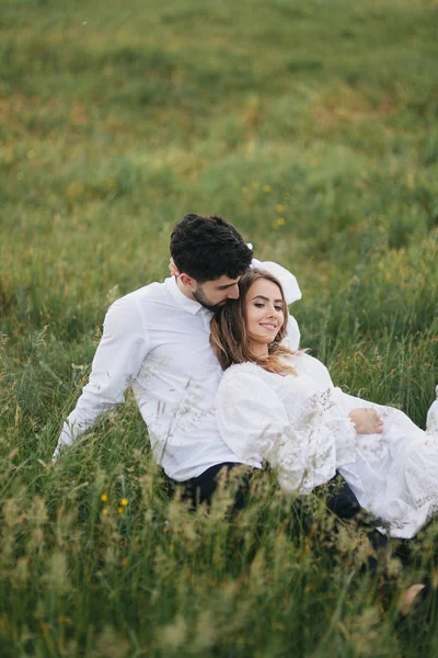 Verliefde paar op gras — Stockfoto