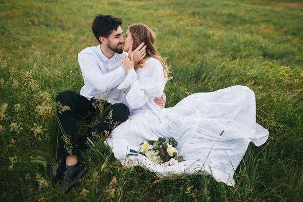 Verliefde paar op gras — Stockfoto