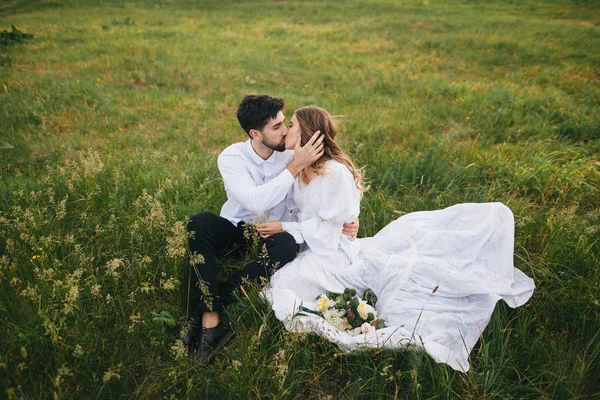 Verliefde paar op gras — Stockfoto