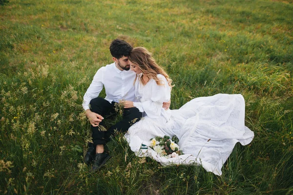 Verliefde paar op gras — Stockfoto