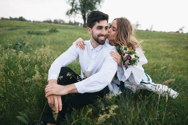 草の上の愛情のあるカップル — ストック写真