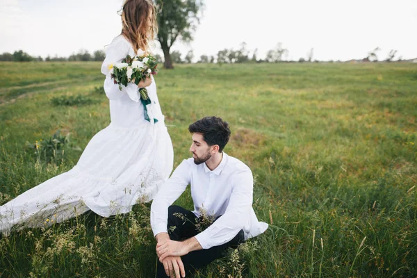 Pár pod širým nebem v krajině — Stock fotografie