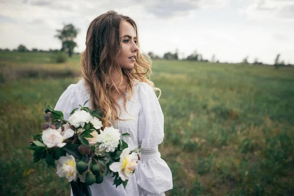 Menina bonita no campo — Fotografia de Stock