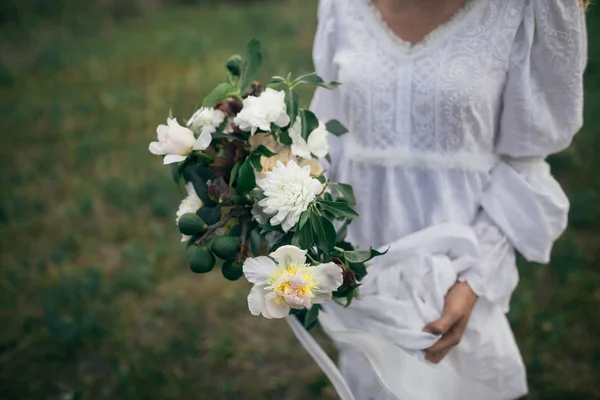 Menina bonita no campo — Fotografia de Stock