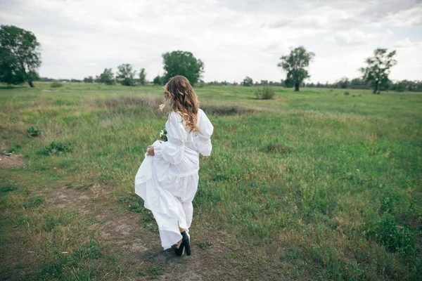 Beautiful girl in countryside — Stock Photo, Image