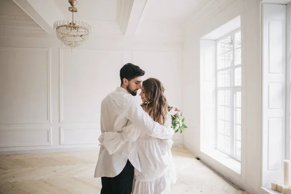 Joven feliz pareja nupcial — Foto de Stock