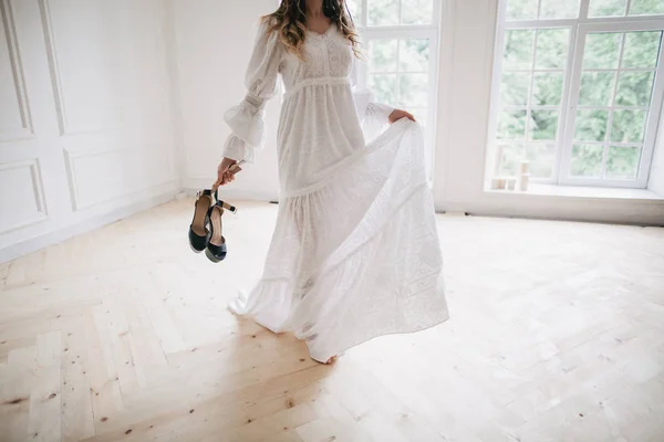Το κορίτσι της μόδας σε λευκό φόρεμα — Φωτογραφία Αρχείου