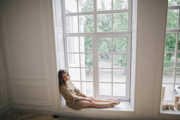 Jong meisje in de buurt van venster — Stockfoto