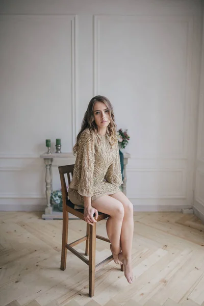 Mode meisje op stoel — Stockfoto