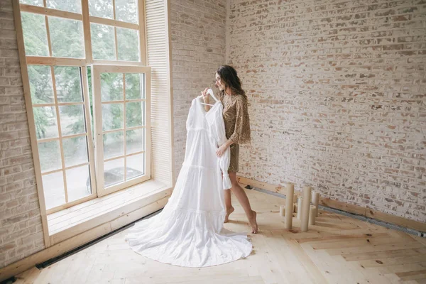 Menina jovem com vestido de noiva — Fotografia de Stock