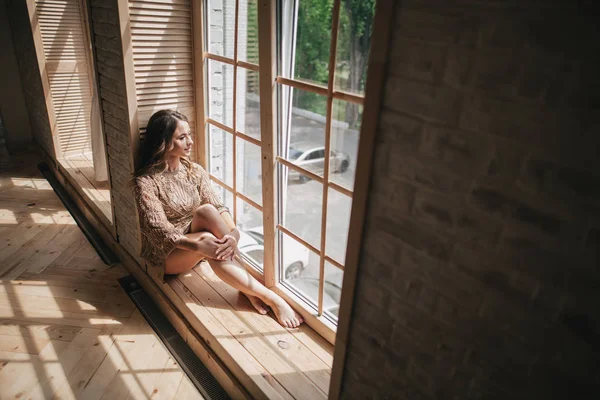 Ung flicka nära fönster — Stockfoto